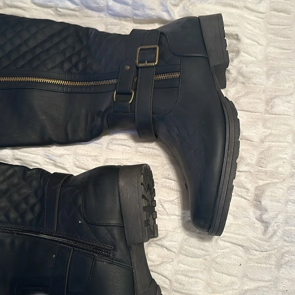 Boots size 10 - Picture 2 of 6